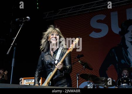Mülheim an der Ruhr, Allemagne. 13 août 2022. Suzi Quatro se produit à Ruhrbühne à Mülheim. Ses concerts prévus en 2020 et 2021 ont dû être annulés en raison de la pandémie de corona. Crédit : 51North/Alamy Live News Banque D'Images