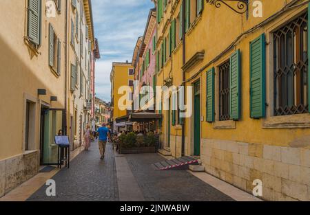 Rue piétonne de la ville de Peschiera del Garda - Lac de Garda, province de Vérone - région de Vénétie du nord de l'Italie. Charmante citadelle fortifiée Banque D'Images