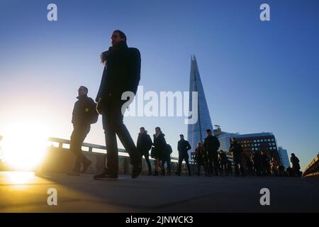 Photo de dossier datée du 20/01/22 de navetteurs sur le London Bridge pendant l'heure de pointe du matin, car la préparation et le calendrier sont essentiels pour les employés lorsqu'ils tentent de négocier une augmentation de salaire, selon un expert des emplois. Banque D'Images