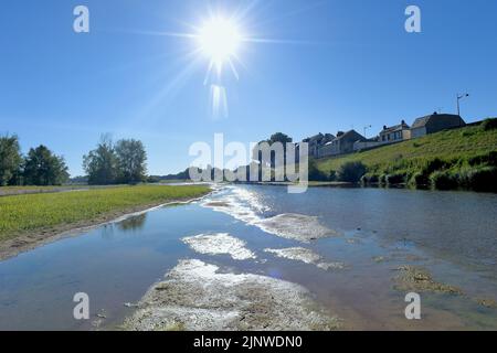 Par endroits, la Loire peut maintenant être traversée à pied. Le plus long fleuve de France n'a jamais coulé aussi lentement. Dans toute l’Europe, la sécheresse réduit les fleuves autrefois puissants à des coulées, avec des conséquences potentiellement dramatiques pour l’industrie, le fret, l’énergie et la production alimentaire, tout comme les pénuries d’approvisionnement et l’augmentation des prix due à l’invasion de l’Ukraine mordre par la Russie. En raison de la dégradation du climat, un hiver et un printemps exceptionnellement secs, suivis de températures estivales record et de vagues de chaleur répétées, ont laissé les voies navigables essentielles de l'Europe sous-approvisionnées et, de plus en plus, surchauffées. Sans précipitations importantes enregistrées Banque D'Images