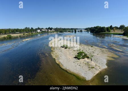 Par endroits, la Loire peut maintenant être traversée à pied. Le plus long fleuve de France n'a jamais coulé aussi lentement. Dans toute l’Europe, la sécheresse réduit les fleuves autrefois puissants à des coulées, avec des conséquences potentiellement dramatiques pour l’industrie, le fret, l’énergie et la production alimentaire, tout comme les pénuries d’approvisionnement et l’augmentation des prix due à l’invasion de l’Ukraine mordre par la Russie. En raison de la dégradation du climat, un hiver et un printemps exceptionnellement secs, suivis de températures estivales record et de vagues de chaleur répétées, ont laissé les voies navigables essentielles de l'Europe sous-approvisionnées et, de plus en plus, surchauffées. Sans précipitations importantes enregistrées Banque D'Images