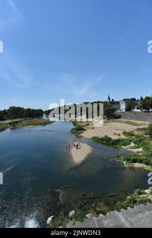 Par endroits, la Loire peut maintenant être traversée à pied. Le plus long fleuve de France n'a jamais coulé aussi lentement. Dans toute l’Europe, la sécheresse réduit les fleuves autrefois puissants à des coulées, avec des conséquences potentiellement dramatiques pour l’industrie, le fret, l’énergie et la production alimentaire, tout comme les pénuries d’approvisionnement et l’augmentation des prix due à l’invasion de l’Ukraine mordre par la Russie. En raison de la dégradation du climat, un hiver et un printemps exceptionnellement secs, suivis de températures estivales record et de vagues de chaleur répétées, ont laissé les voies navigables essentielles de l'Europe sous-approvisionnées et, de plus en plus, surchauffées. Sans précipitations importantes enregistrées Banque D'Images