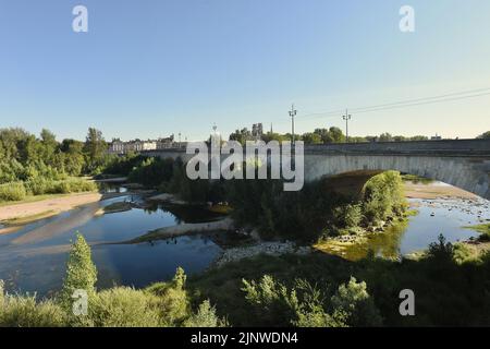 Par endroits, la Loire peut maintenant être traversée à pied. Le plus long fleuve de France n'a jamais coulé aussi lentement. Dans toute l’Europe, la sécheresse réduit les fleuves autrefois puissants à des coulées, avec des conséquences potentiellement dramatiques pour l’industrie, le fret, l’énergie et la production alimentaire, tout comme les pénuries d’approvisionnement et l’augmentation des prix due à l’invasion de l’Ukraine mordre par la Russie. En raison de la dégradation du climat, un hiver et un printemps exceptionnellement secs, suivis de températures estivales record et de vagues de chaleur répétées, ont laissé les voies navigables essentielles de l'Europe sous-approvisionnées et, de plus en plus, surchauffées. Sans précipitations importantes enregistrées Banque D'Images