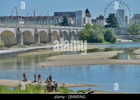 Par endroits, la Loire peut maintenant être traversée à pied. Le plus long fleuve de France n'a jamais coulé aussi lentement. Dans toute l’Europe, la sécheresse réduit les fleuves autrefois puissants à des coulées, avec des conséquences potentiellement dramatiques pour l’industrie, le fret, l’énergie et la production alimentaire, tout comme les pénuries d’approvisionnement et l’augmentation des prix due à l’invasion de l’Ukraine mordre par la Russie. En raison de la dégradation du climat, un hiver et un printemps exceptionnellement secs, suivis de températures estivales record et de vagues de chaleur répétées, ont laissé les voies navigables essentielles de l'Europe sous-approvisionnées et, de plus en plus, surchauffées. Sans précipitations importantes enregistrées Banque D'Images