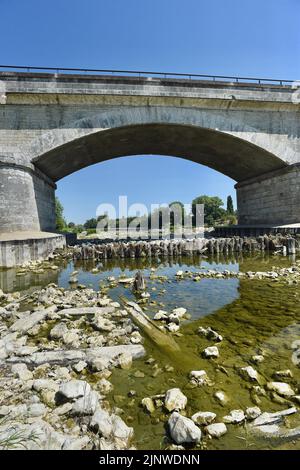 Par endroits, la Loire peut maintenant être traversée à pied. Le plus long fleuve de France n'a jamais coulé aussi lentement. Dans toute l’Europe, la sécheresse réduit les fleuves autrefois puissants à des coulées, avec des conséquences potentiellement dramatiques pour l’industrie, le fret, l’énergie et la production alimentaire, tout comme les pénuries d’approvisionnement et l’augmentation des prix due à l’invasion de l’Ukraine mordre par la Russie. En raison de la dégradation du climat, un hiver et un printemps exceptionnellement secs, suivis de températures estivales record et de vagues de chaleur répétées, ont laissé les voies navigables essentielles de l'Europe sous-approvisionnées et, de plus en plus, surchauffées. Sans précipitations importantes enregistrées Banque D'Images