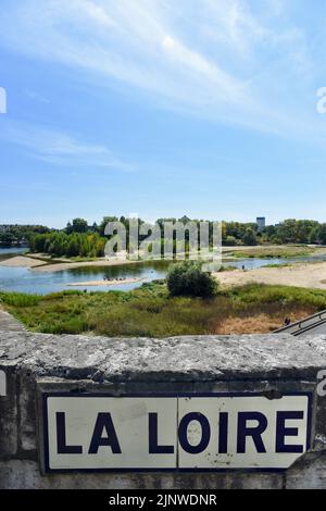 Par endroits, la Loire peut maintenant être traversée à pied. Le plus long fleuve de France n'a jamais coulé aussi lentement. Dans toute l’Europe, la sécheresse réduit les fleuves autrefois puissants à des coulées, avec des conséquences potentiellement dramatiques pour l’industrie, le fret, l’énergie et la production alimentaire, tout comme les pénuries d’approvisionnement et l’augmentation des prix due à l’invasion de l’Ukraine mordre par la Russie. En raison de la dégradation du climat, un hiver et un printemps exceptionnellement secs, suivis de températures estivales record et de vagues de chaleur répétées, ont laissé les voies navigables essentielles de l'Europe sous-approvisionnées et, de plus en plus, surchauffées. Sans précipitations importantes enregistrées Banque D'Images