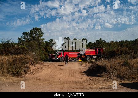 Des pompiers sont vus dans la forêt de Paimpont, en France, sur 13 août 2022. Un feu de forêt qui a brûlé à travers une forêt bretonne souvent associée aux contes légendaires du roi Arthur et de Merlin, a « cessé de se propager », a déclaré le préfet de Morbihan. Le feu a été près de la commune de Campeneac dans le département du Morbihan, à la porte du Foret de Paimont, qui est également censé être le mythique foret de Broceliande de contes arhuriens. 13 août 2022. Photo d'Alexis Coulon/ABACAPRESS.COM Banque D'Images