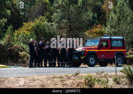 Des pompiers sont vus dans la forêt de Paimpont, en France, sur 13 août 2022. Un feu de forêt qui a brûlé à travers une forêt bretonne souvent associée aux contes légendaires du roi Arthur et de Merlin, a « cessé de se propager », a déclaré le préfet de Morbihan. Le feu a été près de la commune de Campeneac dans le département du Morbihan, à la porte du Foret de Paimont, qui est également censé être le mythique foret de Broceliande de contes arhuriens. 13 août 2022. Photo d'Alexis Coulon/ABACAPRESS.COM Banque D'Images