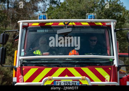 Des pompiers sont vus dans la forêt de Paimpont, en France, sur 13 août 2022. Un feu de forêt qui a brûlé à travers une forêt bretonne souvent associée aux contes légendaires du roi Arthur et de Merlin, a « cessé de se propager », a déclaré le préfet de Morbihan. Le feu a été près de la commune de Campeneac dans le département du Morbihan, à la porte du Foret de Paimont, qui est également censé être le mythique foret de Broceliande de contes arhuriens. 13 août 2022. Photo d'Alexis Coulon/ABACAPRESS.COM Banque D'Images