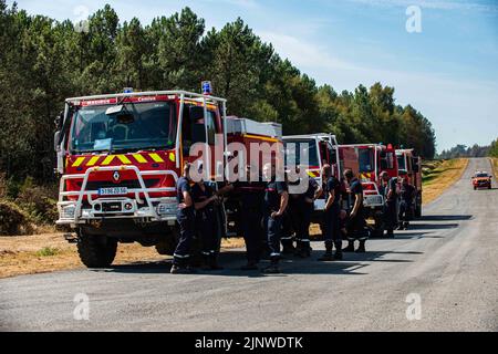 Des pompiers sont vus dans la forêt de Paimpont, en France, sur 13 août 2022. Un feu de forêt qui a brûlé à travers une forêt bretonne souvent associée aux contes légendaires du roi Arthur et de Merlin, a « cessé de se propager », a déclaré le préfet de Morbihan. Le feu a été près de la commune de Campeneac dans le département du Morbihan, à la porte du Foret de Paimont, qui est également censé être le mythique foret de Broceliande de contes arhuriens. 13 août 2022. Photo d'Alexis Coulon/ABACAPRESS.COM Banque D'Images