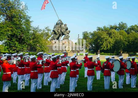 Washington, District de Columbia, États-Unis. 9th août 2022. Les Marines avec les commandants de leur propre US Marine Drum and Bugle corps se produire lors d'une parade au coucher du soleil au Mémorial de guerre du corps des Marines, Arlington, Virginie, 09 août 2022. L'hôte de la soirée était le brigadier général Daniel L. Shipley, sous-commandant adjoint du Département des programmes et des ressources, et l'invité d'honneur était l'honorable Susanna V. Blume, directrice, évaluation des coûts et évaluation des programmes au Bureau du secrétaire de la Défense. Crédit : U.S. Marines/ZUMA Press Wire Service/ZUMAPRESS.com/Alamy Live News Banque D'Images