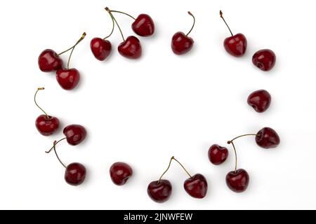 cadre rond de cerises douces mûres avec espace vide pour le texte isolé sur fond blanc, groupe de baies rouges, vue de dessus Banque D'Images