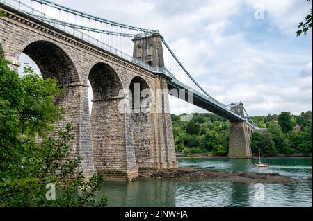 Pont suspendu Menai construit par Thomas Telford qui relie l'île d'Anglesey au pays de Galles Banque D'Images