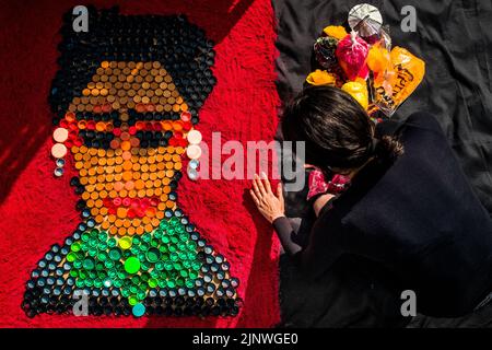 Une artiste mexicaine crée un portrait du peintre mexicain Frida Kahlo pendant les célébrations du jour des morts à Taxco, au Mexique. Banque D'Images