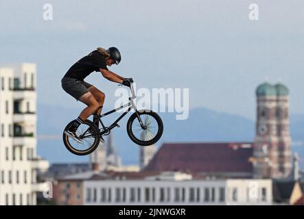 Munich, Allemagne. 13th août 2022. BMX Freestyle: Championnat d'Europe, Colline olympique, finale, hommes, Paul Thölen (Allemagne) en action sur fond de Frauenkirche. L'allemand termine huitième à la fin. Crédit: Soeren Stache/dpa/Alay Live News Banque D'Images