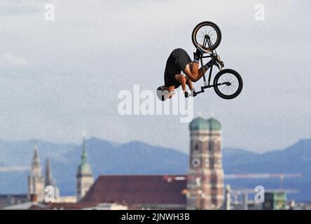 Munich, Allemagne. 13th août 2022. BMX Freestyle: Championnat d'Europe, Colline olympique, finale, hommes, Paul Thölen (Allemagne) en action sur fond de Frauenkirche. L'allemand termine huitième à la fin. Crédit: Soeren Stache/dpa/Alay Live News Banque D'Images