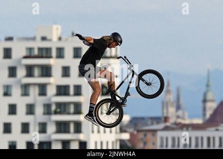 Munich, Allemagne. 13th août 2022. BMX Freestyle: Championnat d'Europe, colline olympique, finale, hommes, Paul Thölen (Allemagne) en action dans le cadre du centre de Munich. L'Allemand termine huitième dans la finale Credit: Soeren Stache/dpa/Alamy Live News Banque D'Images