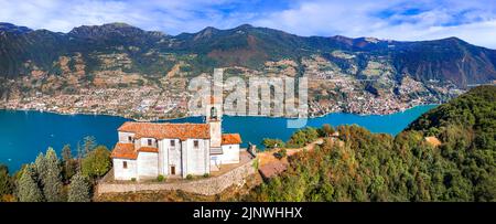 Lacs romantiques et pittoresques d'Italie - Lago Iseo entouré de belles montagnes. Vue aérienne de la petite église en haut de l'île de Monte isola. Populaire touris Banque D'Images