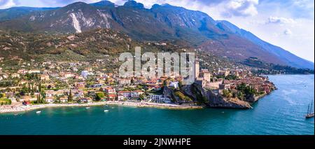 Magnifique paysage de lac italien - magnifique Lago di Garda. Vue aérienne du château de Malcesine, du vilage et de la plage Banque D'Images