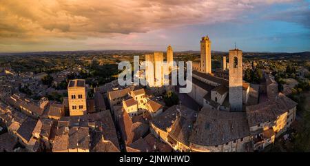 San Gimignano - une des plus belles villes médiévales de Toscane, Italie. Vue aérienne des tours au coucher du soleil. Banque D'Images