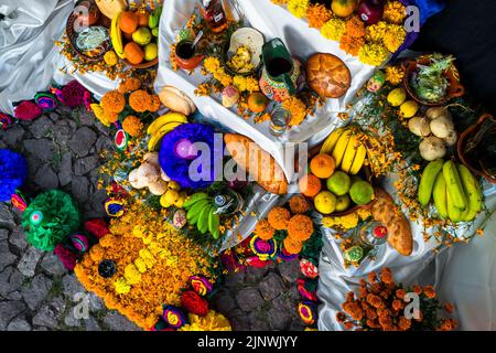 Des offrandes de nourriture sont placées sur l'autel des morts, un site religieux en hommage au défunt, pendant les célébrations du jour des morts à Taxco, au Mexique. Banque D'Images