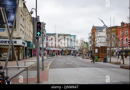 CORK, IRLANDE. 04 AVRIL 2022. Rue Saint-Patrick. Vieille ville. Architecture traditionnelle et personnes marchant autour. Banque D'Images