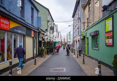 CORK, IRLANDE. 04 AVRIL 2022. Vieille ville. Petite rue à l'architecture traditionnelle et personnes marchant autour. Printemps en Europe Banque D'Images