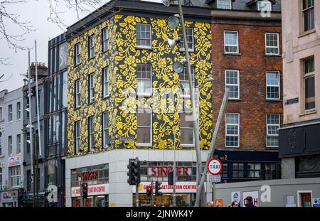 CORK, IRLANDE. 04 AVRIL 2022. Maison célèbre avec décoration florale jaune. Vieille ville. Petite rue à l'architecture traditionnelle et les gens de la valkine Banque D'Images