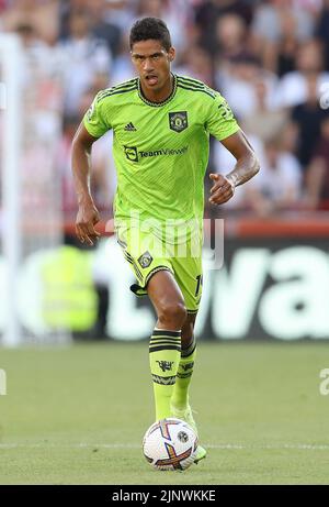 Londres, Angleterre, le 13th août 2022. Raphaël Varane de Manchester United lors du match de la Premier League au Brentford Community Stadium, Londres. Le crédit photo devrait se lire: Paul Terry / Sportimage Banque D'Images