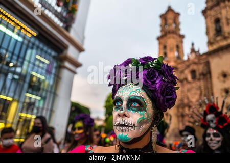 Une mexicaine, habillée comme la Catrina, participe aux célébrations du jour des morts à Taxco, au Mexique. Banque D'Images