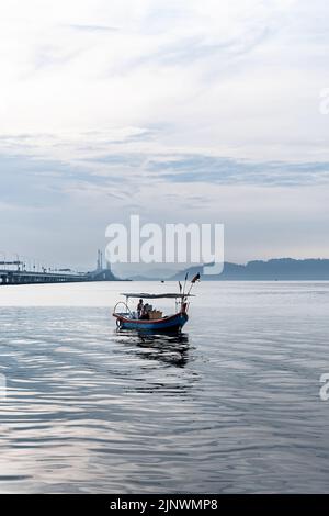 Prise de vue au lever du soleil sous le pont de Penang. Les ponts de Penang sont des passages au-dessus du détroit de Penang en Malaisie. Banque D'Images