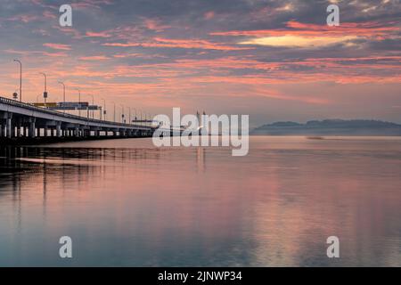 Prise de vue au lever du soleil sous le pont de Penang. Les ponts de Penang sont des passages au-dessus du détroit de Penang en Malaisie. Banque D'Images