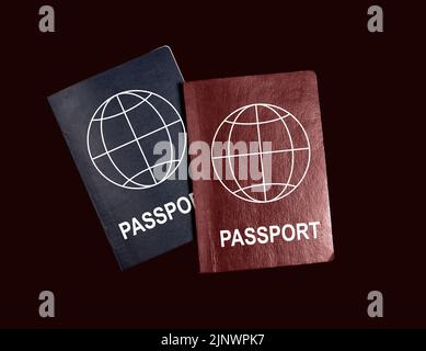 Vue de dessus de deux passeports différents. Citoyenneté abstraite nationalité documents de couleur bleue et rouge. Banque D'Images