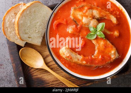 La soupe de poissons ou de halaszle est une soupe de poisson à base de paprika chaude et épicée, qui se trouve dans le bol du plateau en bois. Vue horizontale du dessus Banque D'Images