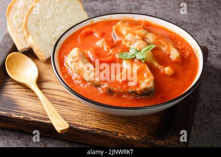 La soupe de poissons ou de halaszle est une soupe de poisson à base de paprika chaude et épicée, qui se trouve dans le bol du plateau en bois Banque D'Images