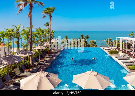 Piscine à l'hôtel de bord de mer, Pattaya, Chon Buri, Thaïlande Banque D'Images