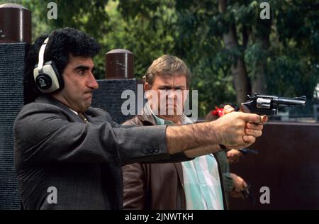 EUGENE LEVY et JOHN CANDY dans ARMÉ ET DANGEREUX (1986), dirigé par MARK L. LESTER. Crédit: PHOTOS de COLUMBIA / Album Banque D'Images