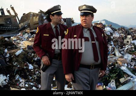 EUGENE LEVY et JOHN CANDY dans ARMÉ ET DANGEREUX (1986), dirigé par MARK L. LESTER. Crédit: PHOTOS de COLUMBIA / Album Banque D'Images