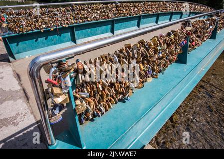 Le pont Love Lock, Bakewell dans le Derbyshire. Lovelocks a commencé à apparaître en 2012 et il y a eu plusieurs réflexions concernant leur suppression. Banque D'Images