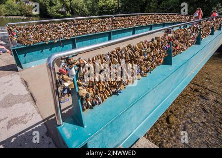 Le pont Love Lock, Bakewell dans le Derbyshire. Lovelocks a commencé à apparaître en 2012 et il y a eu plusieurs réflexions concernant leur suppression. Banque D'Images