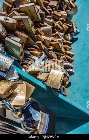 Le pont Love Lock, Bakewell dans le Derbyshire. Lovelocks a commencé à apparaître en 2012 et il y a eu plusieurs réflexions concernant leur suppression. Banque D'Images