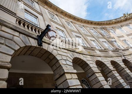 Le Crescent à Buxton Derbyshire, un bâtiment géorgien classé de grade 1 qui fait face aux pentes. Banque D'Images