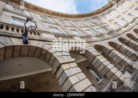 Le Crescent à Buxton Derbyshire, un bâtiment géorgien classé de grade 1 qui fait face aux pentes. Banque D'Images