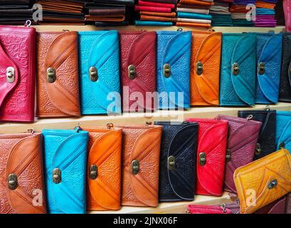 De nombreuses bourses en cuir coloré exposées au souk - marché de rue traditionnel au Maroc, détail de gros plan Banque D'Images