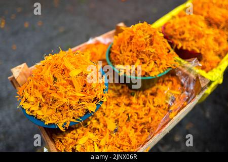 Des paniers chargés de pétales de fleurs de marigold sont vendus pour les célébrations du jour des morts sur le marché de Mexico, au Mexique. Banque D'Images
