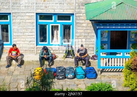 Lukla, Népal - 21 avril 2022 : vue sur le village de Lukla et l'aéroport de Lukla, la vallée de Khumbu, Solukhumbu, la région de l'Everest, l'Himalaya du Népal, Lukla est une passerelle pour EV Banque D'Images