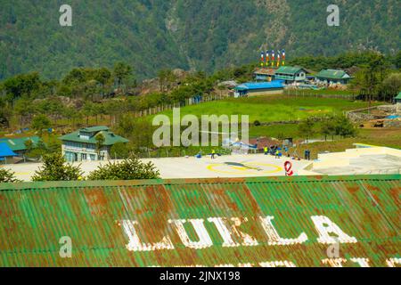 Lukla, Népal - 21 avril 2022 : vue sur le village de Lukla et l'aéroport de Lukla, la vallée de Khumbu, Solukhumbu, la région de l'Everest, l'Himalaya du Népal, Lukla est une passerelle pour EV Banque D'Images