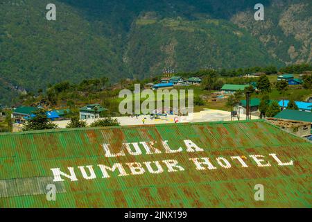 Lukla, Népal - 21 avril 2022 : vue sur le village de Lukla et l'aéroport de Lukla, la vallée de Khumbu, Solukhumbu, la région de l'Everest, l'Himalaya du Népal, Lukla est une passerelle pour EV Banque D'Images
