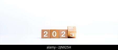 2023 bannière du concept de la bonne année. Retourner le calendrier des numéros de 2022 à 2023 ans sur des blocs de cube en bois isolés sur fond blanc pour le nouvel an ch Banque D'Images