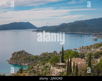 Voyage et attractions touristiques sur l'île de Kekova, Turquie. Vue magnifique sur les paysages marins depuis le village de Kalekoy, Demre, vue avec bateau et îles en mer Banque D'Images